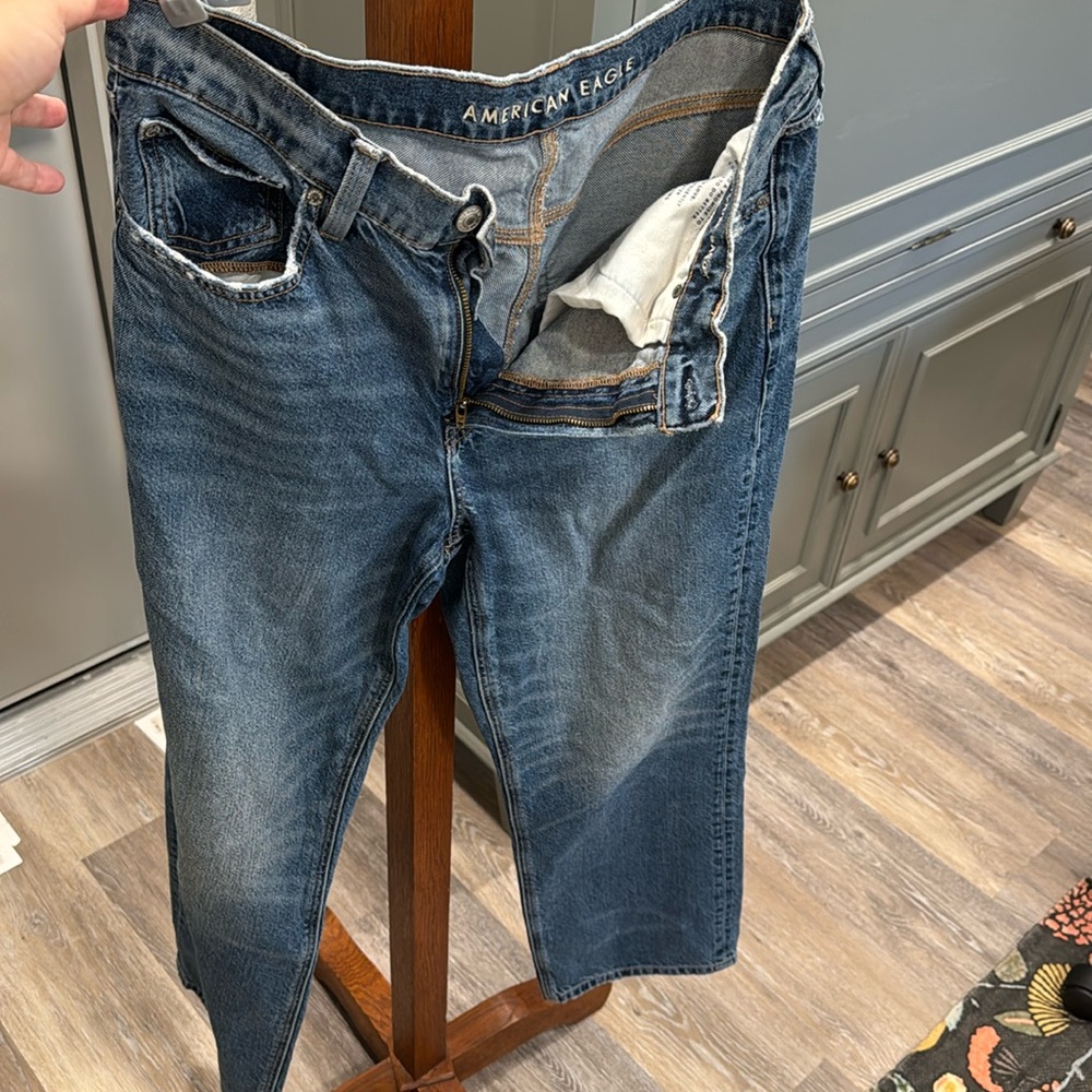 American Eagle size 10 jeans, low rise baggy, like new condition.